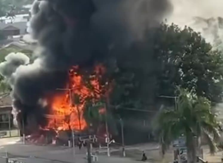 Loja na principal avenida de Tubarão é destruída por incêndio