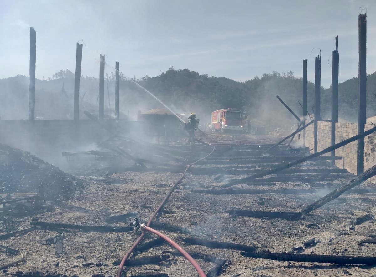Galpão de carvoaria é totalmente destruído por incêndio