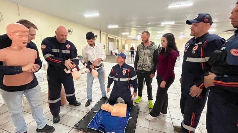 Professores participam de curso de primeiros socorros ministrado pela equipe do Samu