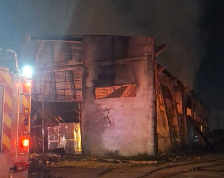Galpão de empresa é destruído por incêndio e prejuízo pode chegar a R$ 2,5 milhões