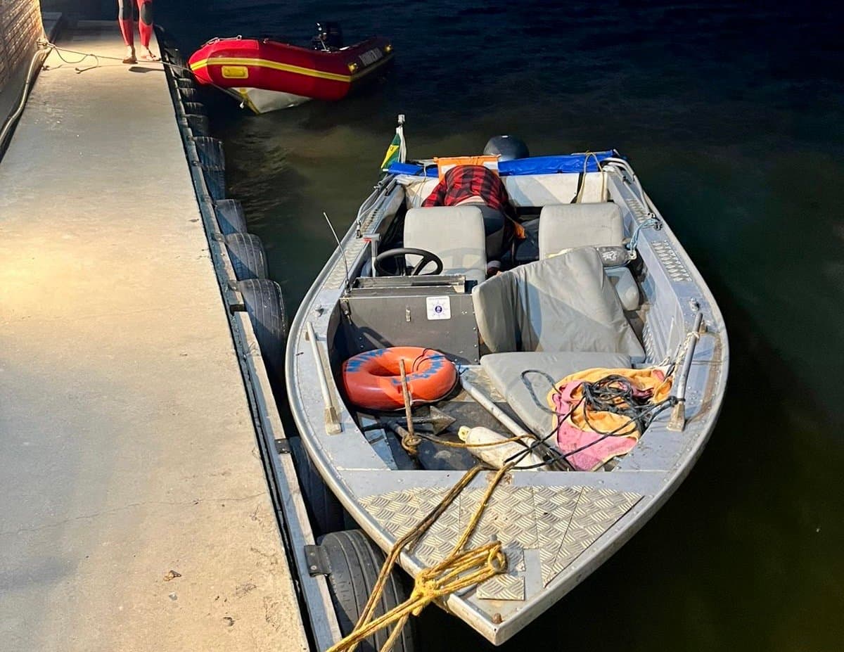 Homem com sinais de hipotermia é resgatado em embarcação à deriva