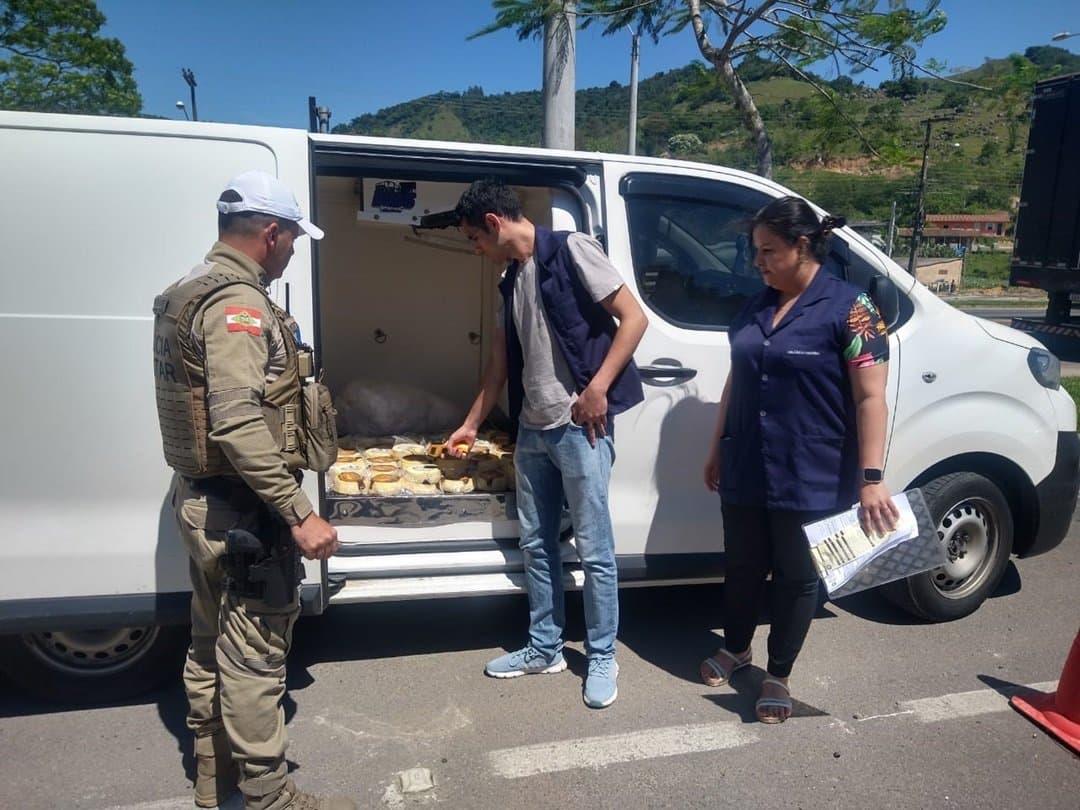 Produtos lácteos transportados irregularmente são apreendidos e descartados