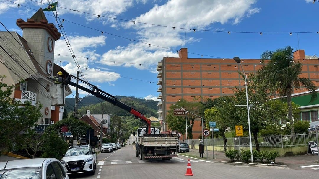 Varal com 6 mil lâmpadas é instalado em Gravatal para o Natal