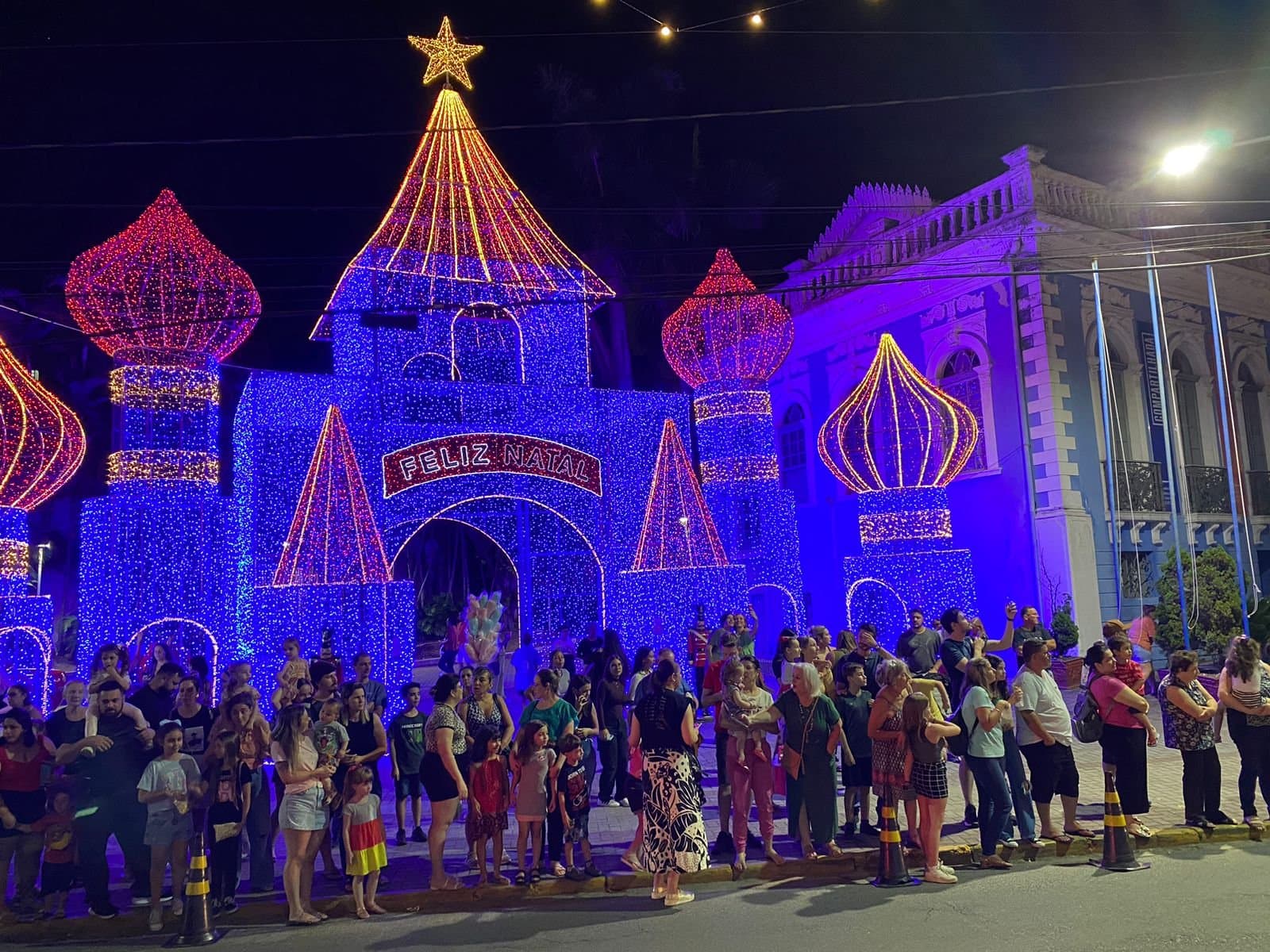 Apesar de atraso, Tubarão terá sim decoração e iluminação natalina