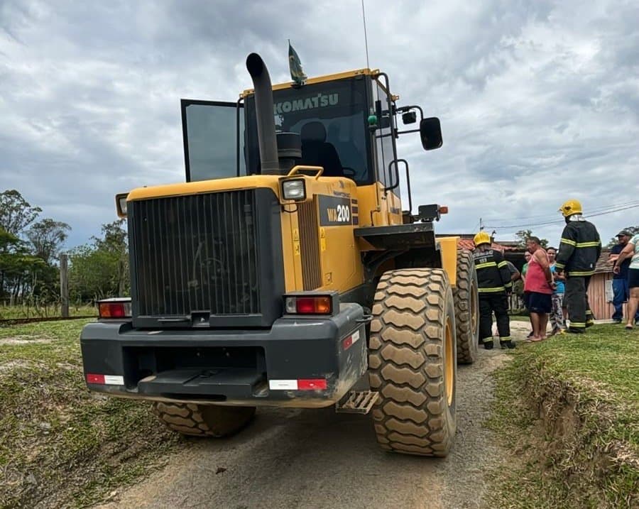 Idosa sofre fratura exposta ao ser atropelada por retroescavadeira