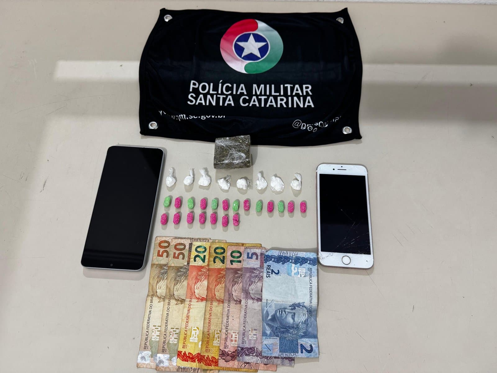 Drogas são apreendidas com adolescente e jovem após baterem durante fuga