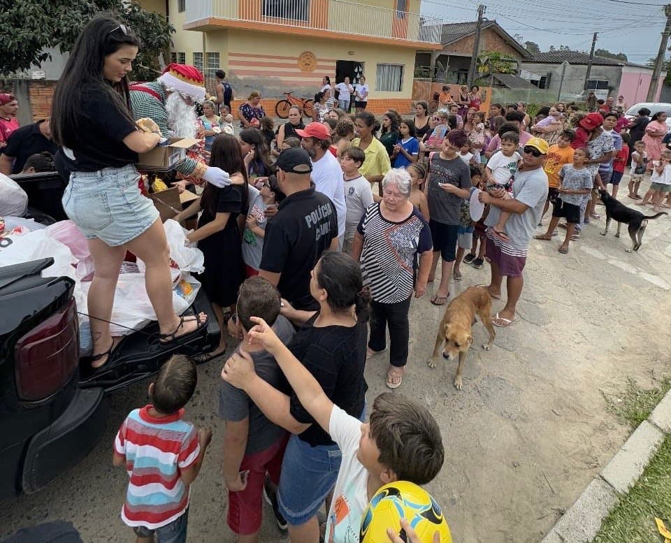 Ação de Natal é promovida em Laguna pela Let's Do e Polícia Civil