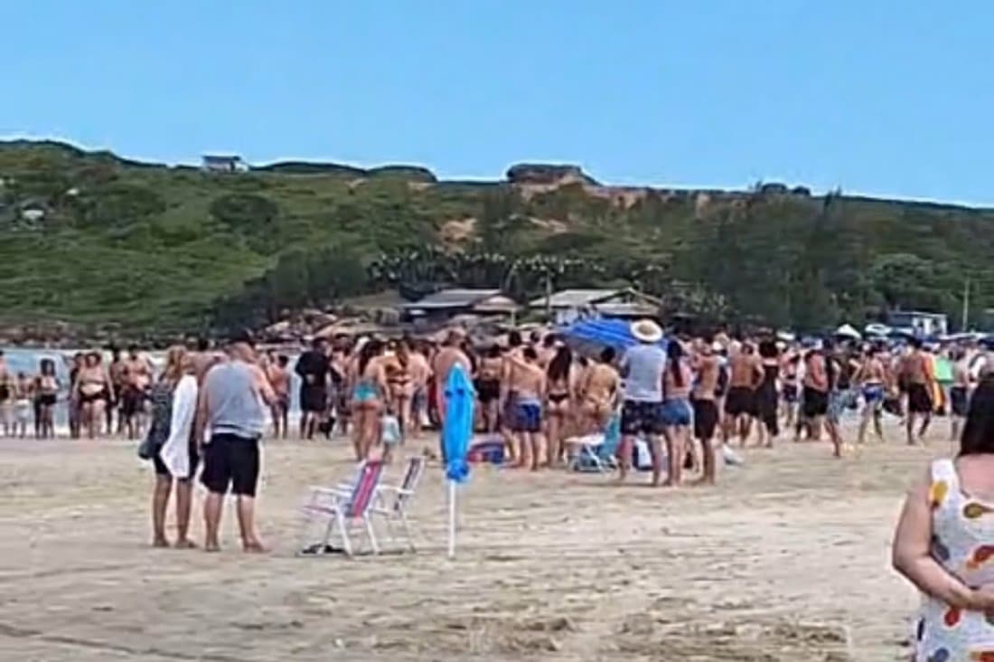 Pai e filha são arrastados por corrente de retorno e se afogam em praia sem guarda-vidas