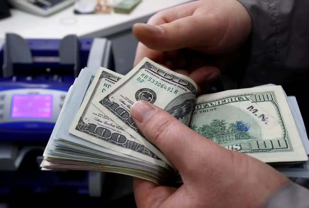 Dólar tem queda no dia, mas fecha 2024 com alta de 27%, a R$ 6,17
