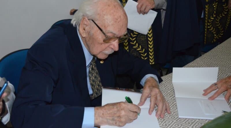 Tubaronense será reconhecido como escritor em atividade mais velho do mundo