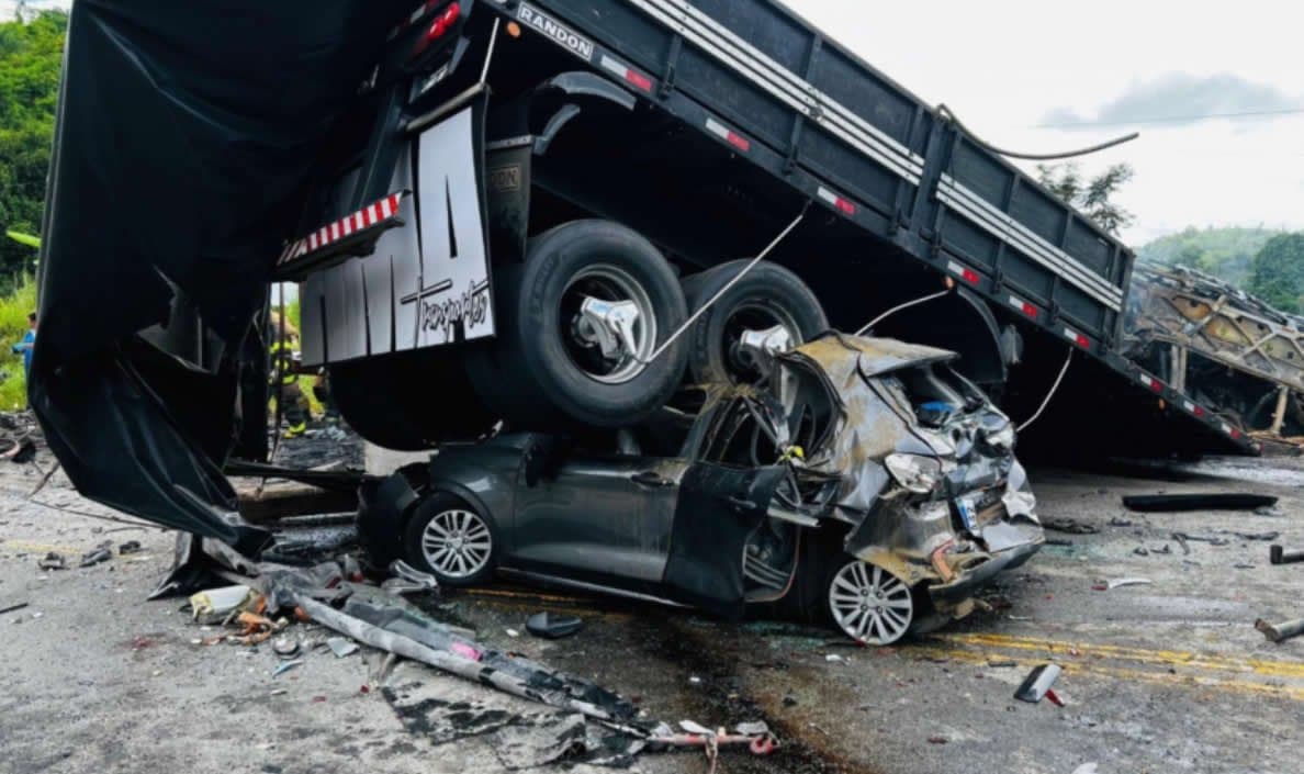 Acidente com carro, ônibus e caminhão deixa mais de 30 mortos em Minas Gerais