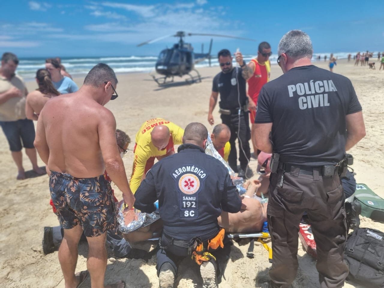Banhista é resgatado após grave afogamento na Praia do Camacho