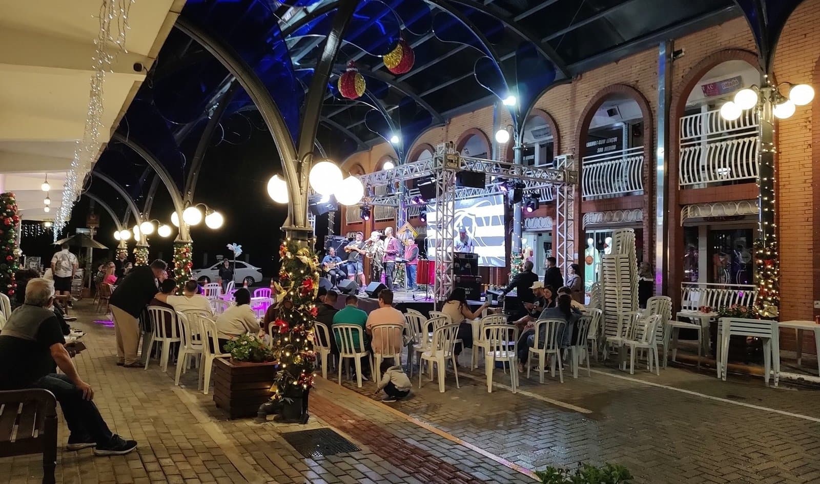 Recém-inaugurada, Rua Coberta de Gravatal tem recurso para ampliação anunciado