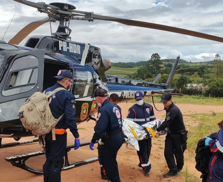 Homem é levado para o hospital de helicóptero após queda em pista de motocross