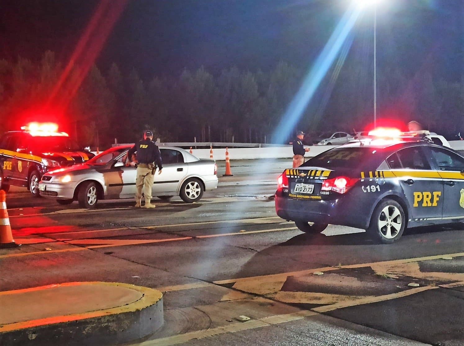 Oito pessoas morreram e 105 acidentes foram registrados nas BRs de SC durante a Operação Ano Novo