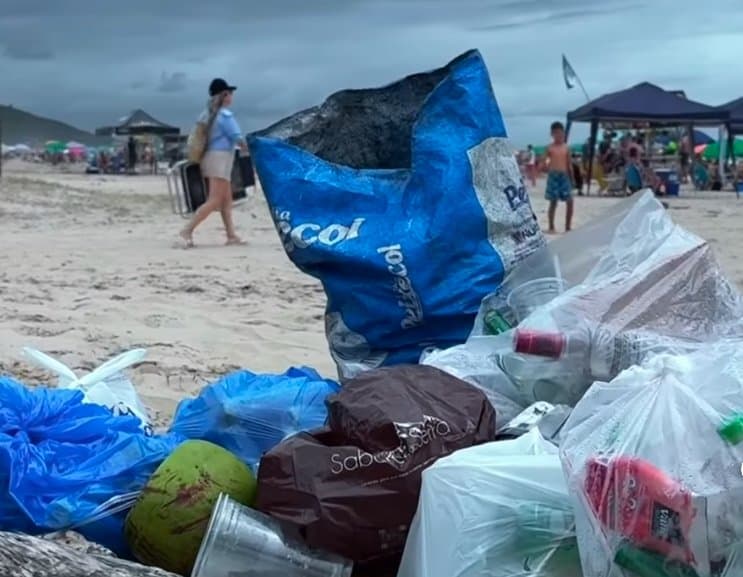Com falta de equipamentos e licenças, prefeito de Laguna convoca a população para mutirão de limpeza