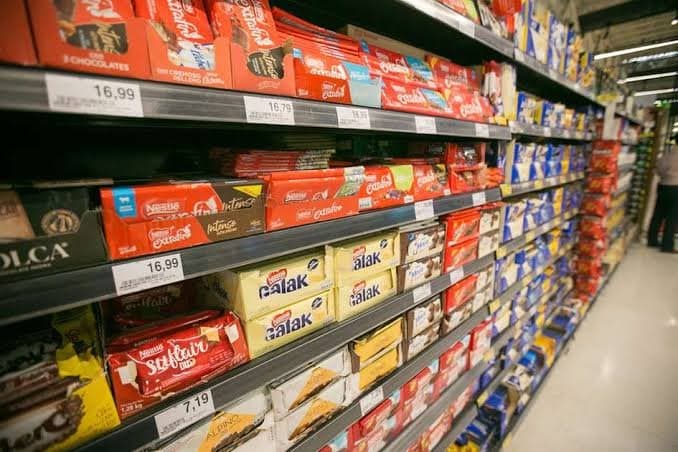 Casal furta R$ 5,7 mil em chocolates de atacadista