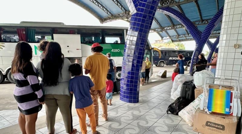 Família indígena que estava no trevo de acesso a Tubarão volta à cidade de origem