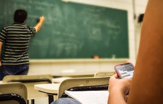 Lei que restringe uso de celular em escolas é sancionada