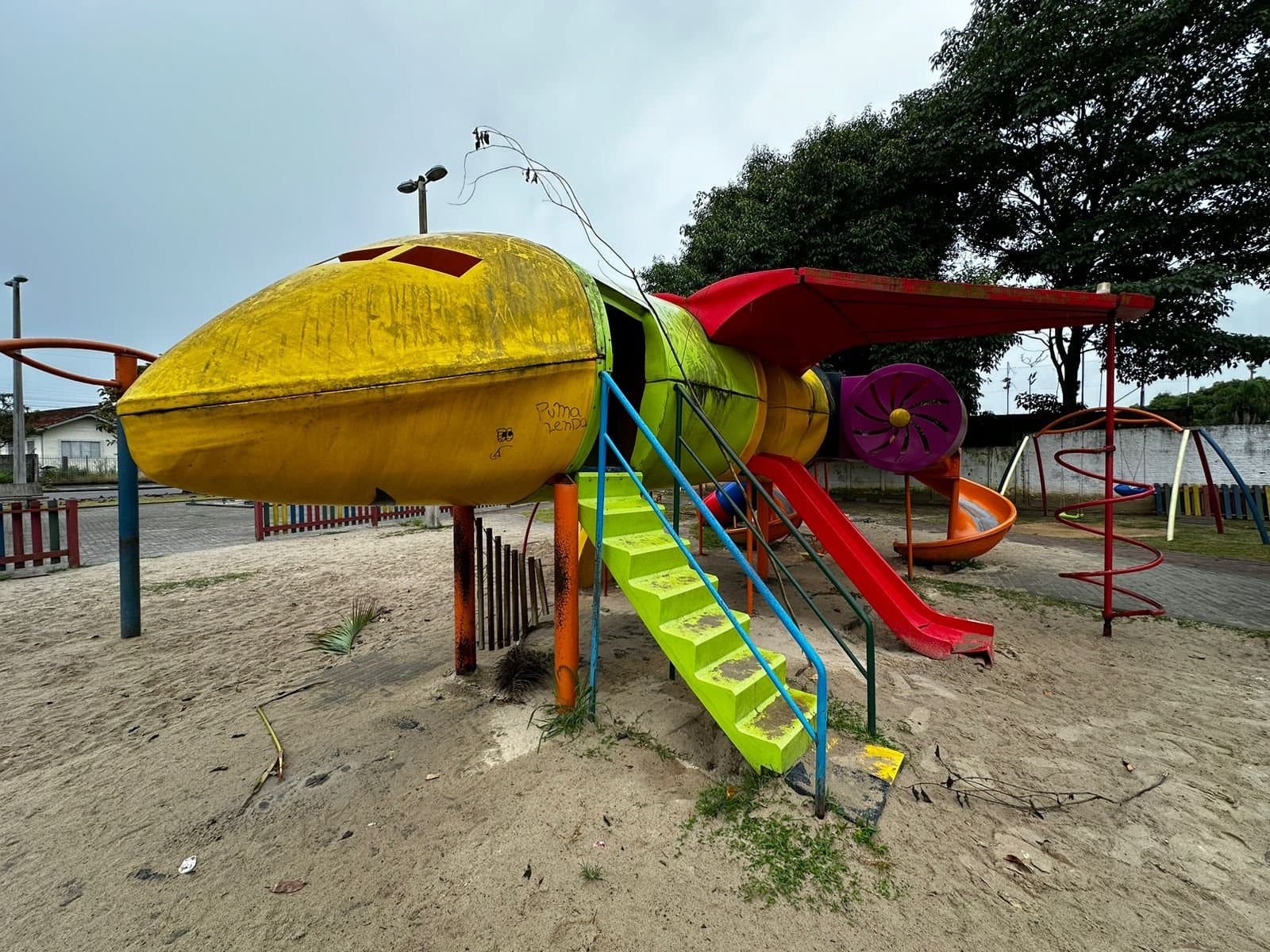 Parquinho da Praça do Avião é interditado por causa de problemas estruturais