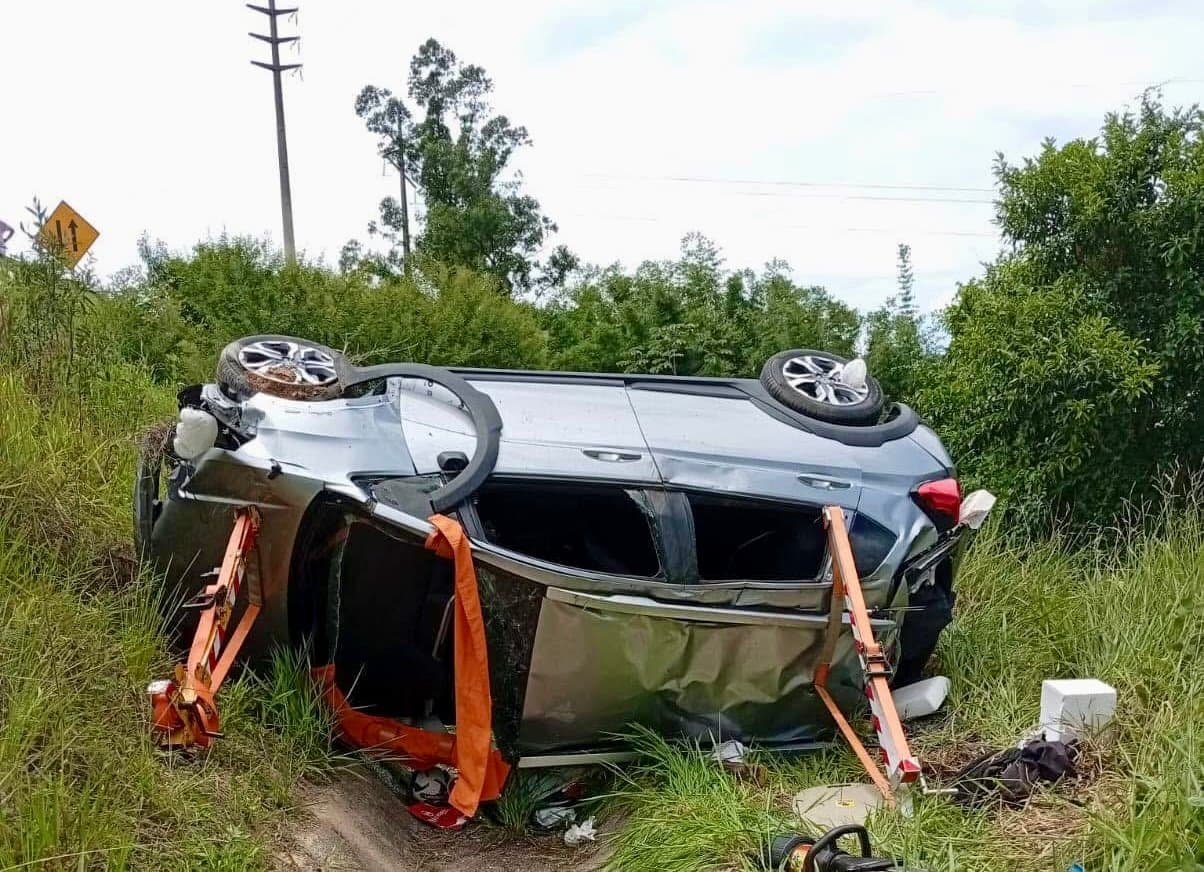 Carro sai da pista e capota em ribanceira de seis metros às margens da BR-101
