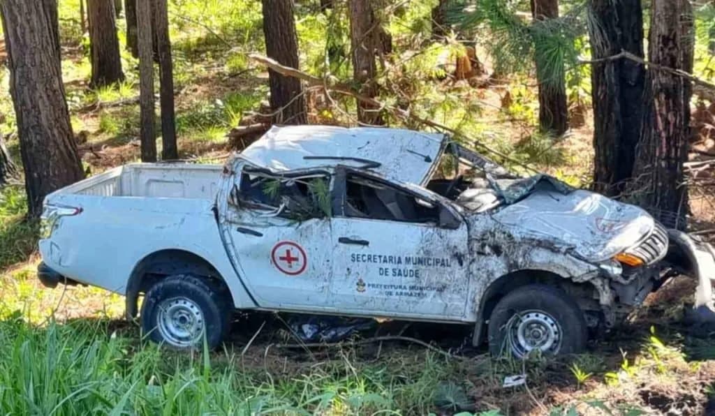 Veículo da Saúde de Armazém capota no Paraná e paciente de 78 anos morre