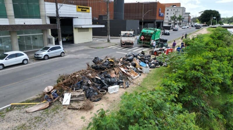 22 toneladas de lixo são retiradas das margens do Rio Tubarão durante mutirão de limpeza