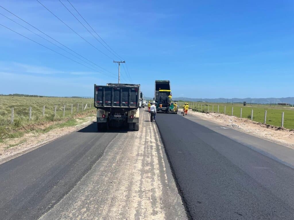 Asfalto começa a ser colocado no trecho de Laguna da rodovia Aggeu Medeiros