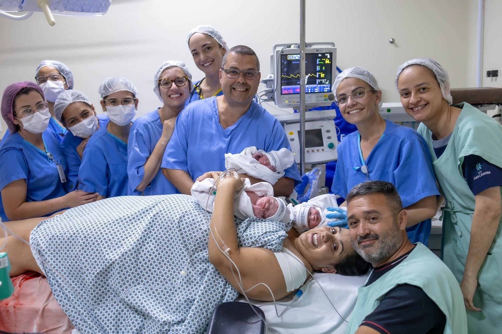 Mãe de casal de gêmeos dá à luz a trigêmeas