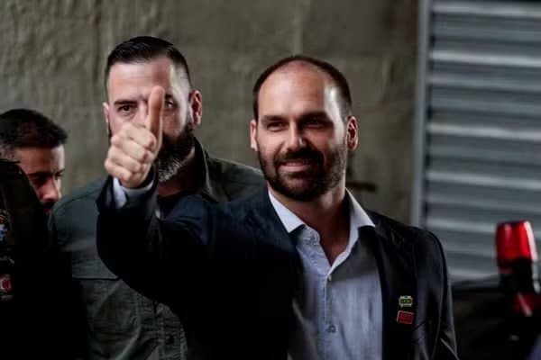 Eduardo Bolsonaro anuncia que vai tirar licença do mandato de deputado para morar nos EUA