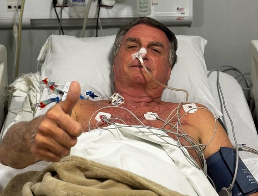 Bolsonaro está estável e sem dor após cirurgia de 12 horas para remover obstrução e reconstruir parede do intestino