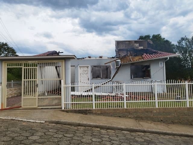 Casa é destruída por incêndio causado por curto-circuito em máquina de lavar roupa