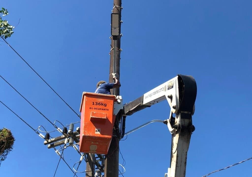 Mais de 150 pontos de iluminação pública de Tubarão recebem manutenção