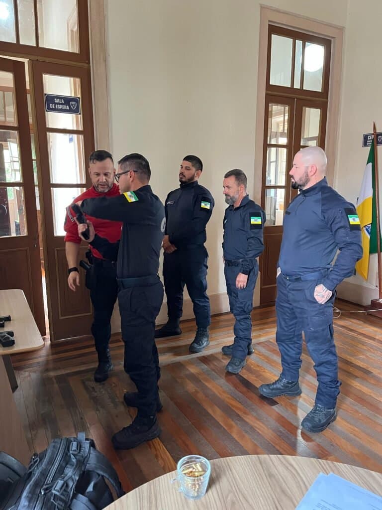 Guarda Municipal de Laguna passa por treinamento sobre uso de armas de fogo