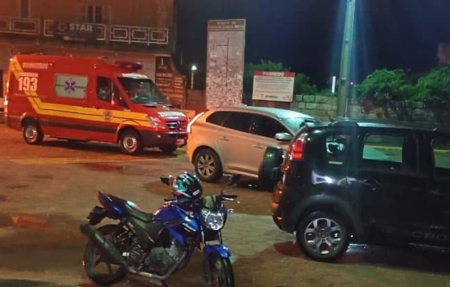 Homem é socorrido após cair com o carro na água onde a balsa atraca