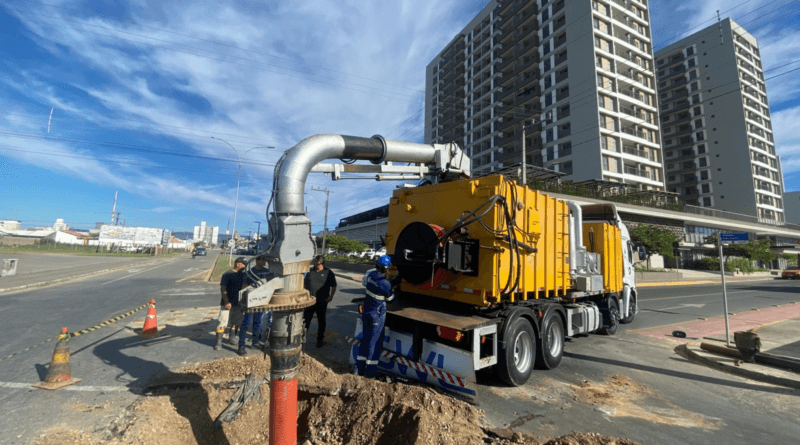 Nova tecnologia para a limpeza da rede de drenagem pluvial é testada em Tubarão