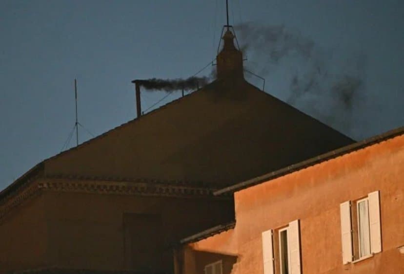 Fumaça preta: 1ª votação termina sem eleger novo papa, e conclave continua na quinta (8)