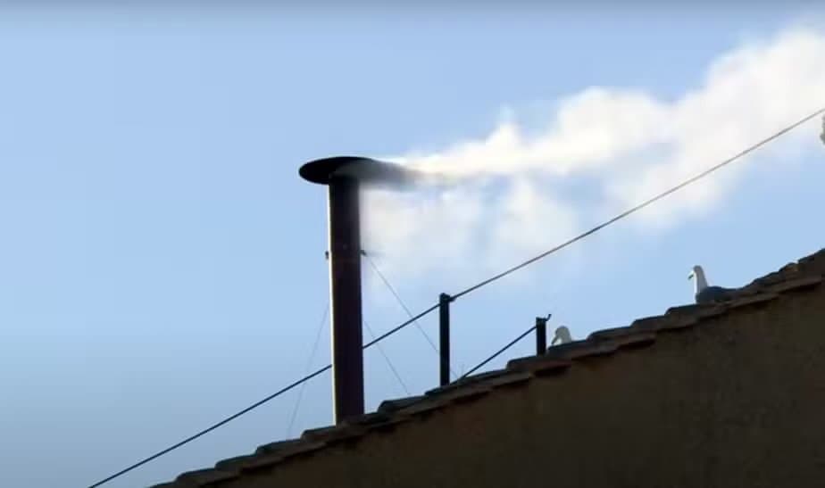 Habemus papam! Fumaça branca sinaliza que novo papa foi eleito