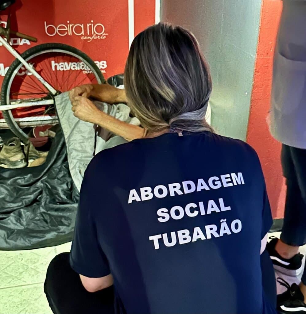 Homem é resgatado de local insalubre, às margens do rio Tubarão, durante força-tarefa