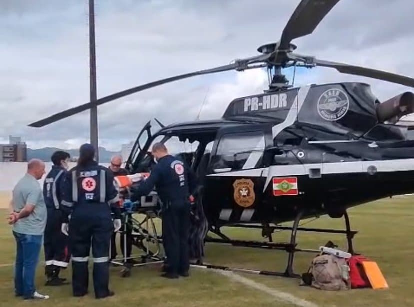 Criança sofre trauma cranioencefálico ao ser atingida por porta de caminhão