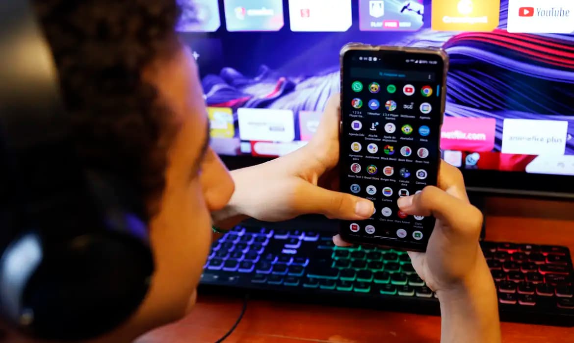 Consulta pública sobre regulação de redes sociais vai até o dia 17