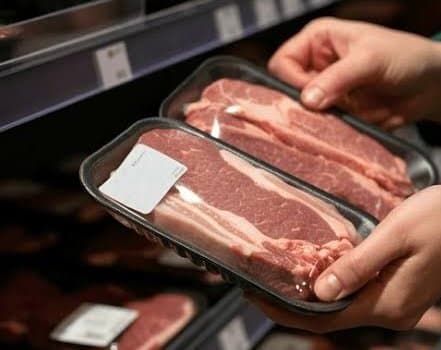 Homem furta carnes de supermercado e foge correndo pelos trilhos