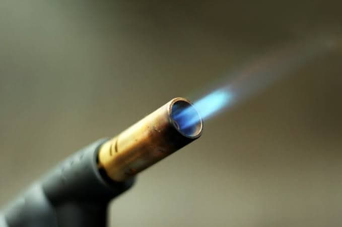 Bandidos tentam abrir cofre de agência bancária de Tubarão com maçarico