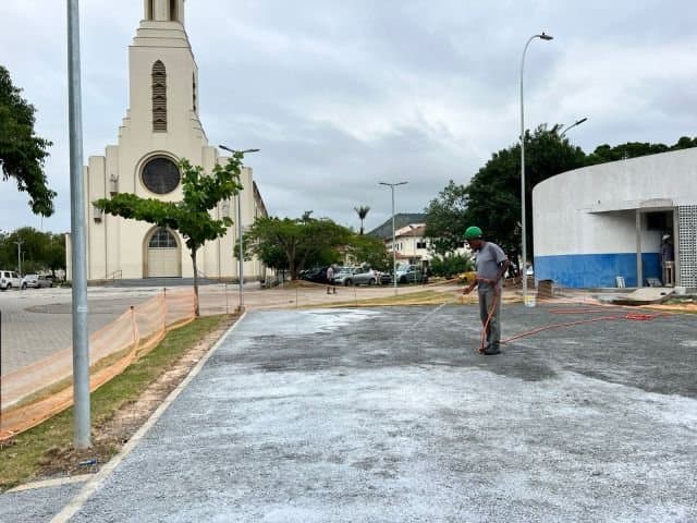 Praça da Igreja de Oficinas ganhará grama sintética e concreto permeável
