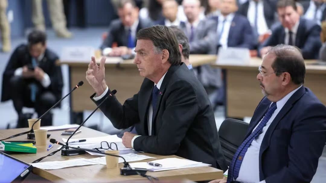 Bolsonaro nega ter incentivado atos do 8 de janeiro e chama de 'malucos' apoiadores que pedem intervenção militar