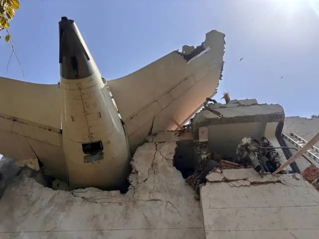 Avião cai segundos após decolar, na Índia, e deixa mais de 290 mortos