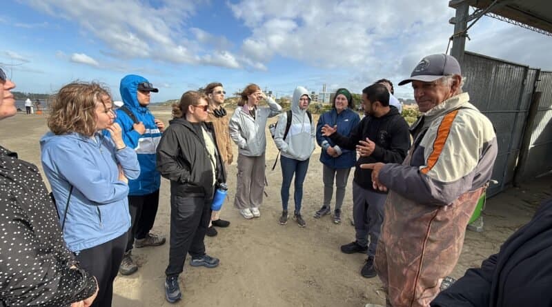 Acadêmicos dos EUA visitam Laguna para conhecer a pesca com auxílio dos botos