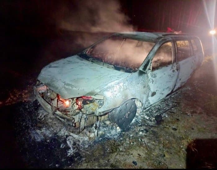 Carro roubado é encontrado incendiado em área de mata em Jaguaruna