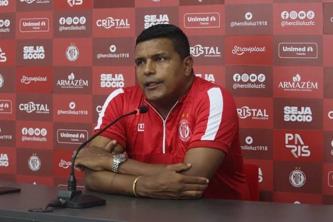 Ex-Hercílio Luz, Alexandre Lopes é o novo técnico do Tubarão