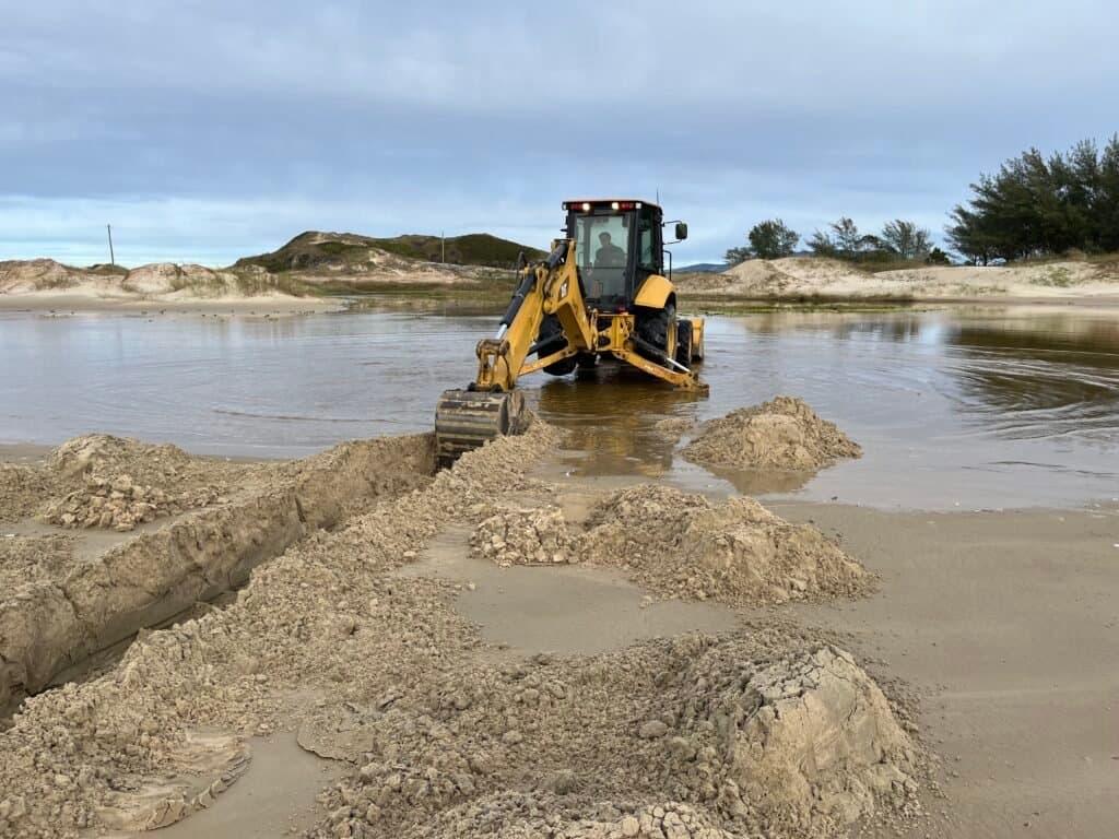Intervenção emergencial é realizada na Praia do Gi para conter avanço do rio